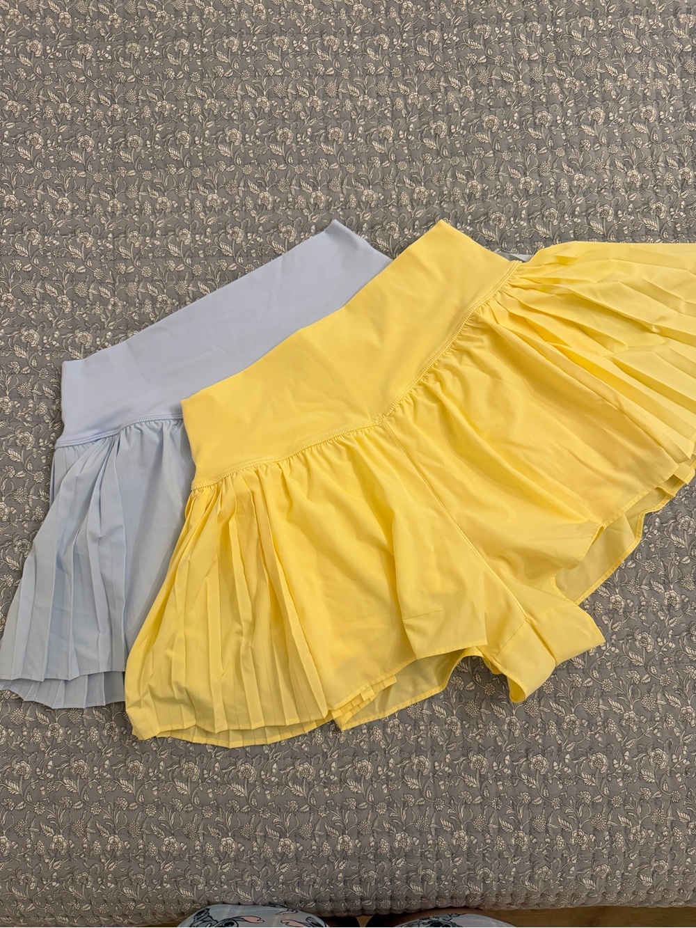 aerie Athletic Pleated Shorts in Yellow and Light Blue
